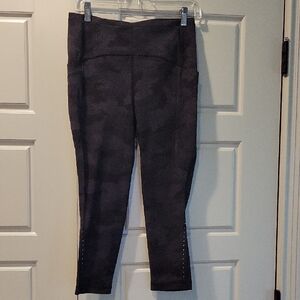 LIKE NEW Lululemon Cropped Leggings Size 8 - Black Camo With Pockets